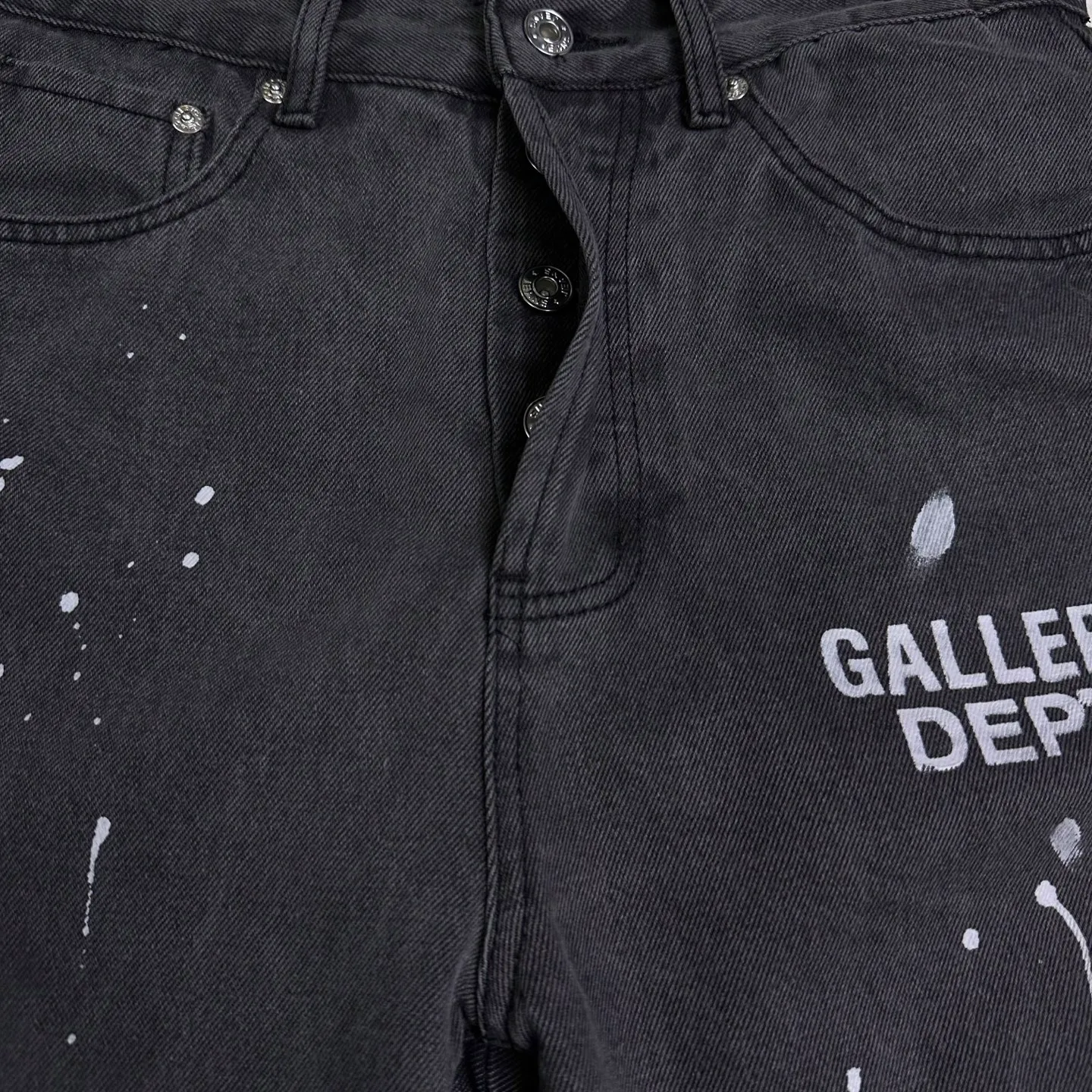 P250 GALLERY DEPT. 2025 new splash-ink hand-painted letter splicing couple style loose washed flared jeans 🔥High version🔥High version🔥 Top ceiling quality Styles with different washed textures are very friendly to people with thin legs and thick legs. The slightly flared version is very flattering. Moderate length that never goes out of style, easy to match with casually, basic styling for various styles, a must-have in the wardrobe! The fabric is stiff but also makes the upper body soft without losing texture. The washing process is even more perfect. It is a must-have item for everyone! ! ! Washed wheat, tag, pants label, three complete labels Color: washed black, washed blue Size: 28, 30, 32, 34 (four sizes)